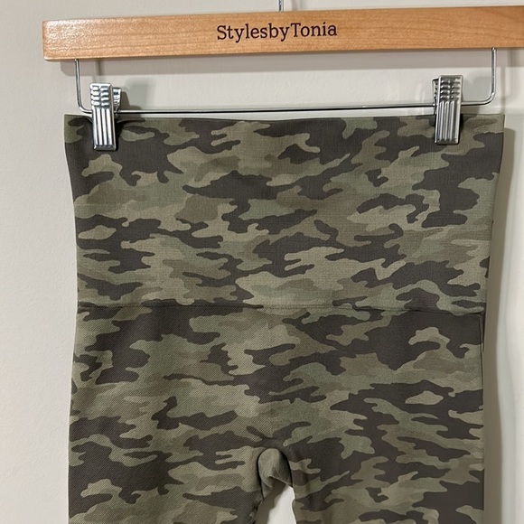 Spanx Look At Me Now Crop Capri Seamless Leggings Green Camo XLarge - Picture 4 of 11